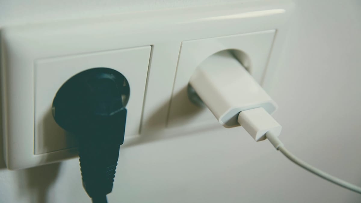 How to Fix a Dead Outlet Before Calling an Electrician